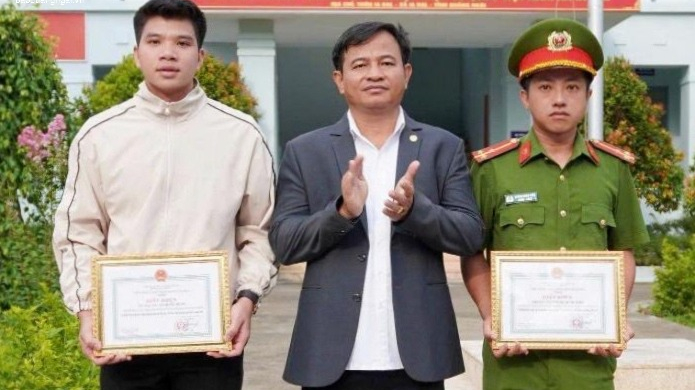 Người d&acirc;n Quảng Ng&atilde;i ho&agrave;n trả 1 tỷ đồng cho người chuyển nhầm