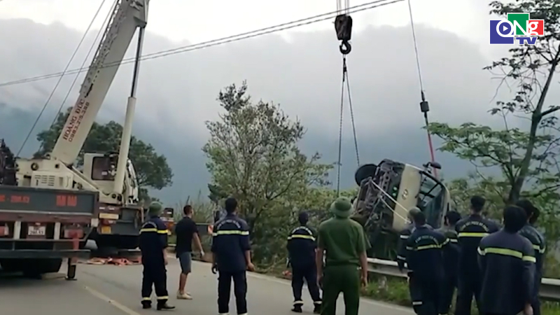 Khởi tố t&agrave;i xế trong vụ xe kh&aacute;ch lao xuống vực ở Tam Đảo