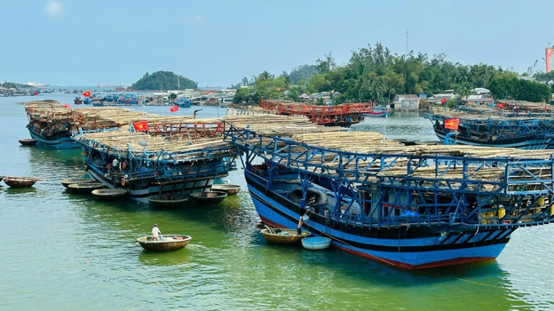 Ứng cứu t&agrave;u c&aacute; bị hỏng m&aacute;y thả tr&ocirc;i tr&ecirc;n biển 