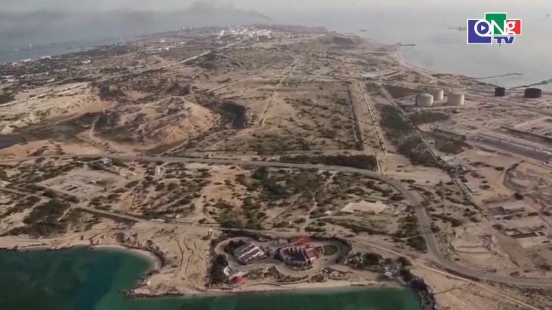 Hơn 30 t&agrave;u h&agrave;ng lưu th&ocirc;ng qua eo biển Hormuz