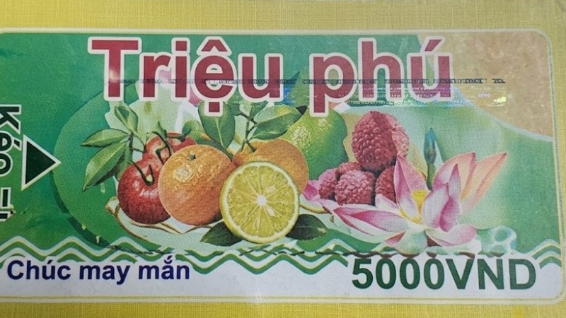 Cảnh b&aacute;o chi&ecirc;u tr&uacute;ng thưởng tr&aacute; h&igrave;nh trước cổng trường học