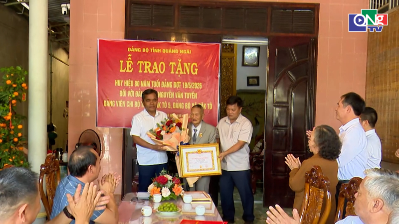 B&iacute; thư Tỉnh ủy trao Huy hiệu 80 năm tuổi Đảng tại Đăk T&ocirc;