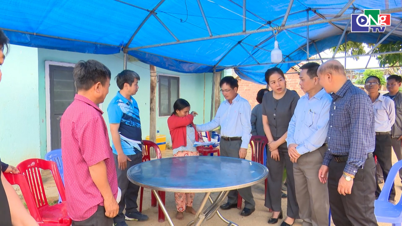L&atilde;nh đạo tỉnh thăm gia đ&igrave;nh nạn nh&acirc;n đuối nước tại Ya Ly