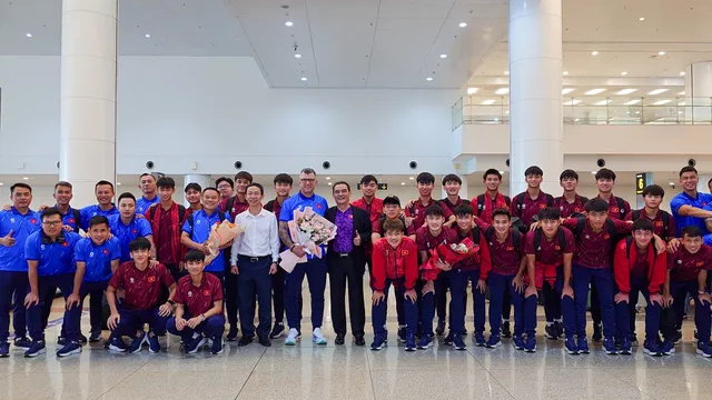 U17 Việt Nam về nước sau tấm v&eacute; World Cup lịch sử