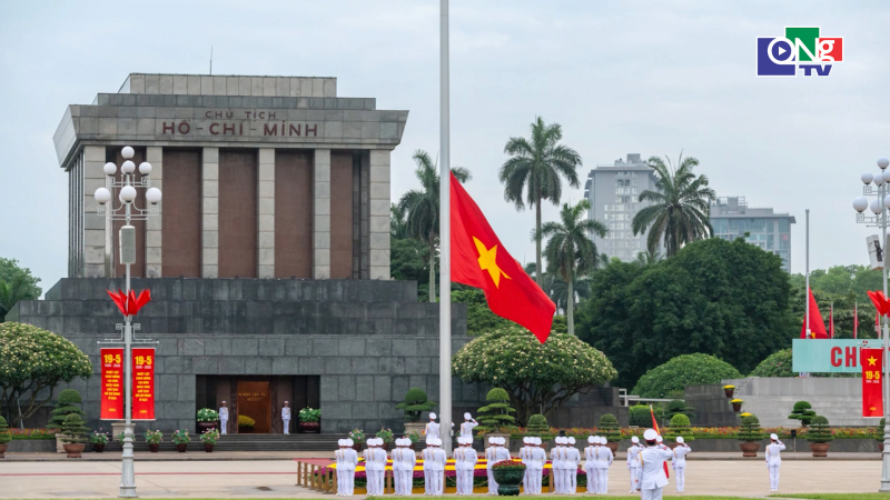 Thi&ecirc;ng li&ecirc;ng lễ thượng cờ Kỷ niệm 136 năm Ng&agrave;y sinh Chủ tịch Hồ Ch&iacute; Minh