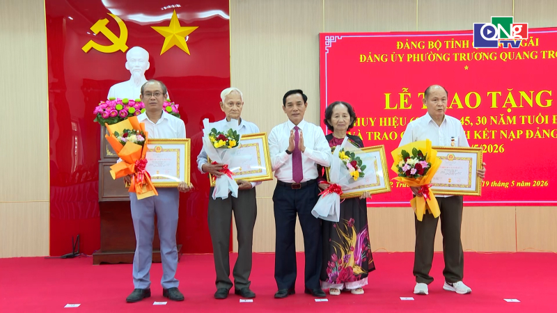 Trao huy hiệu Đảng cho 19 đảng vi&ecirc;n phường Trương Quang Trọng