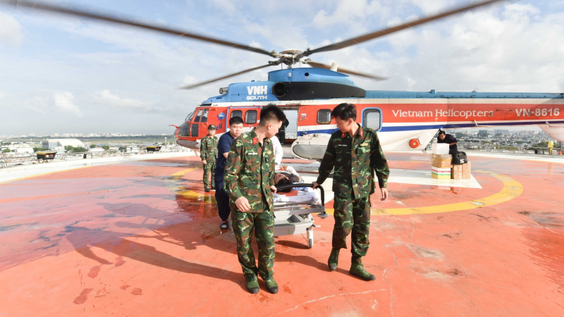 Xuy&ecirc;n đ&ecirc;m đưa ngư d&acirc;n Quảng Ng&atilde;i nguy kịch về đất liền điều trị