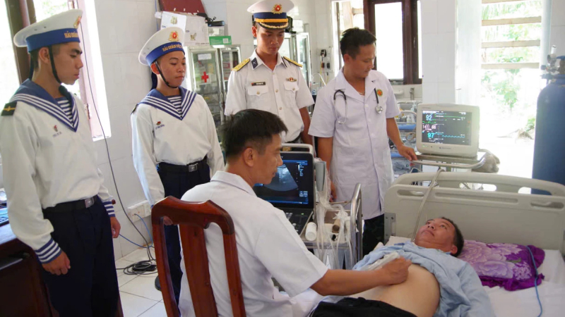 Bệnh x&aacute; đảo Trường Sa điều trị cho ngư d&acirc;n Quảng Ng&atilde;i bị bệnh tr&ecirc;n biển 