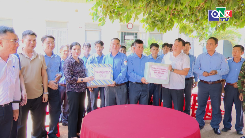 Ph&oacute; Chủ tịch Thường trực UBND tỉnh viếng hương c&aacute;c anh h&ugrave;ng liệt sĩ