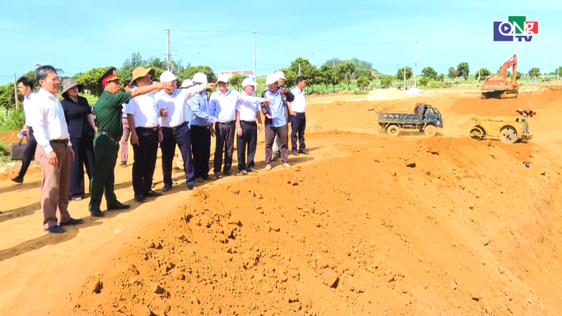 Ph&oacute; Chủ tịch UBND tỉnh Nguyễn C&ocirc;ng Ho&agrave;ng l&agrave;m việc tại Đặc khu L&yacute; Sơn