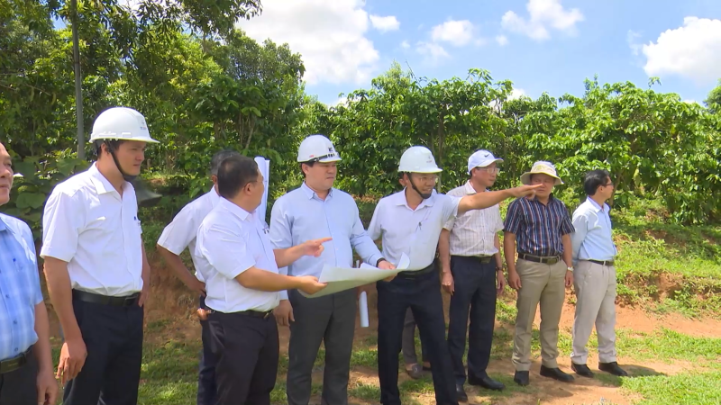 Kiểm tra c&aacute;c dự &aacute;n điện mặt trời 