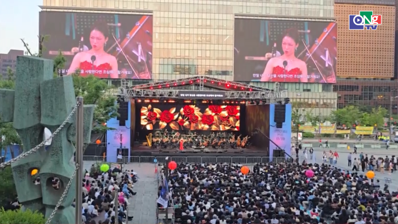 Quảng trường biến th&agrave;nh s&acirc;n khấu Opera khổng lồ