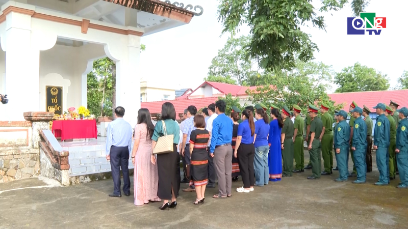 B&iacute; thư Tỉnh ủy d&acirc;ng hương tại Nh&agrave; bia Tưởng niệm x&atilde; Đăk P&eacute;k