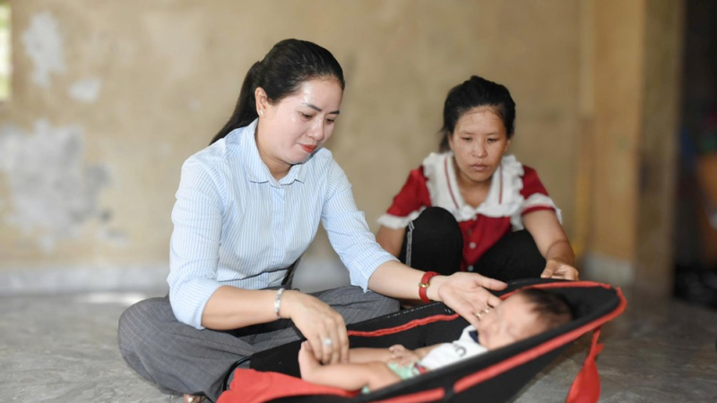 Chi bộ x&atilde; Trường Giang nhận đỡ đầu trẻ mồ c&ocirc;i sau vụ đuối nước 