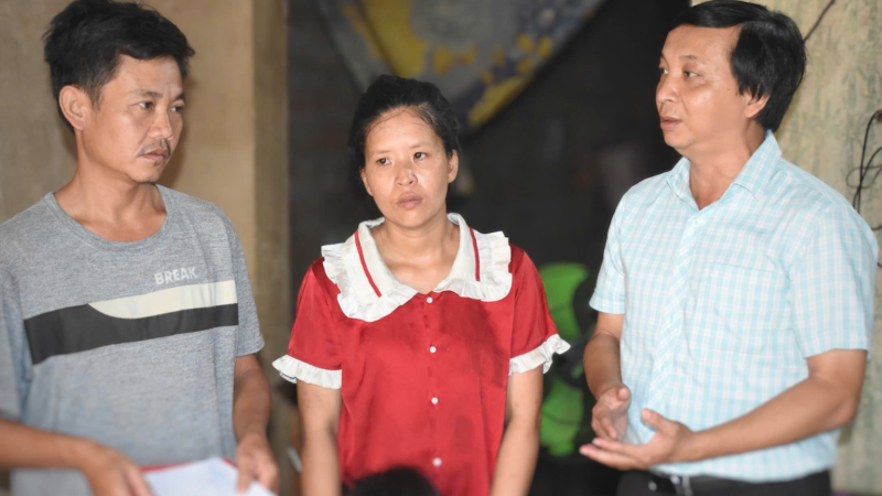 Nhận đỡ đầu em nhỏ trong gia đ&igrave;nh c&oacute; 2 con đuối nước ở Quảng Ng&atilde;i