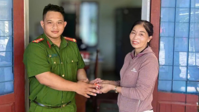 C&ocirc; gi&aacute;o mầm non lượm được v&agrave;ng, nhờ c&ocirc;ng an trả lại người mất
