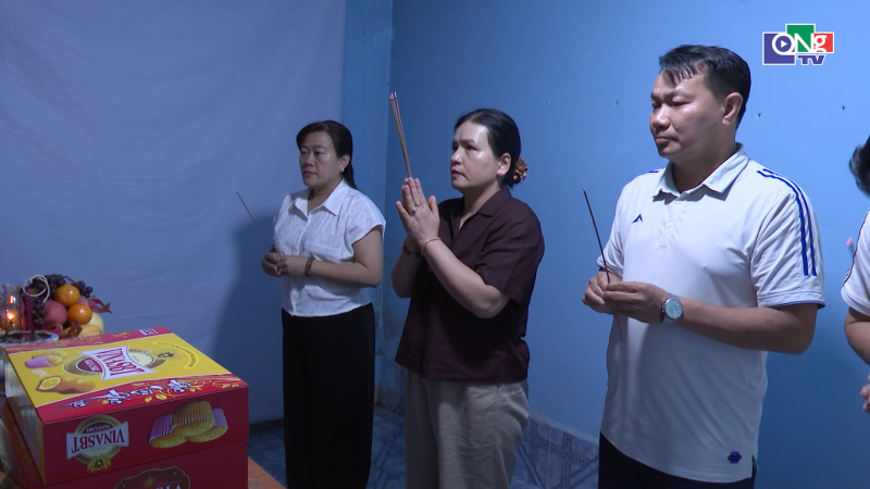 Viếng hương h&agrave;i cốt liệt sĩ tại Champasak (L&agrave;o)