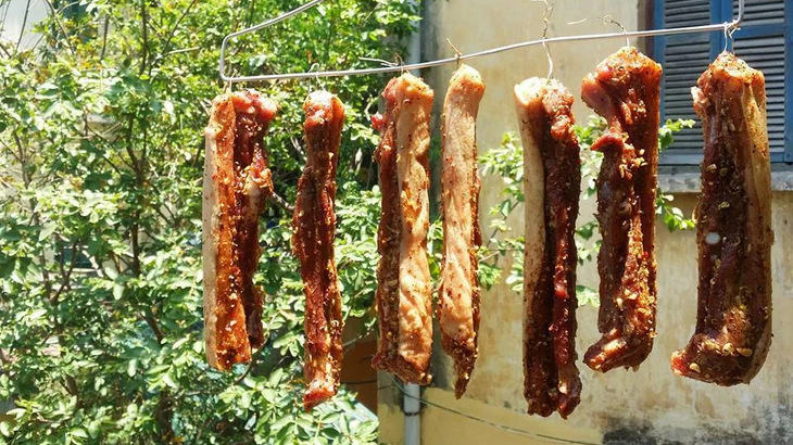 Ảnh b&aacute;o nguy cơ mất an to&agrave;n thực phẩm từ tr&agrave;o lưu &ldquo;thịt một nắng&rdquo;