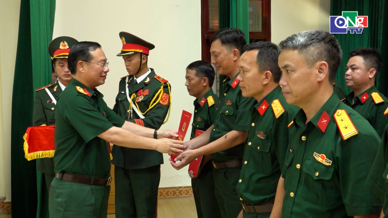 Trao quyết định thăng qu&acirc;n h&agrave;m sĩ quan năm 2026