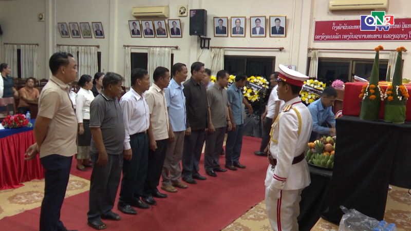 Đ&ocirc;ng đảo người d&acirc;n L&agrave;o đến tiễn c&aacute;c Anh h&ugrave;ng liệt sĩ hồi hương