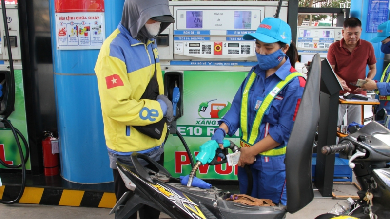 Kh&ocirc;ng cần lắc xe hay tự pha th&ecirc;m phụ gia khi d&ugrave;ng xăng E10