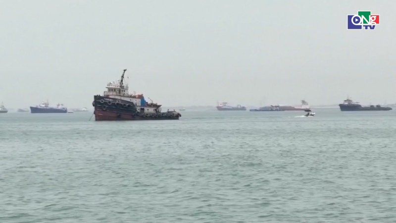 Iran bắn cảnh c&aacute;o 4 t&agrave;u cố vượt eo biển Hormuz
