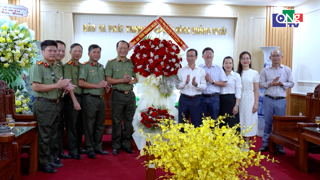 Thiếu tướng Hồ Song Ân - Ủy viên Ban Thường vụ Tỉnh ủy, Giám đốc Công an tỉnh tặng hoa chúc mừng Báo và Phát thanh, Truyền hình Quảng Ngãi.
