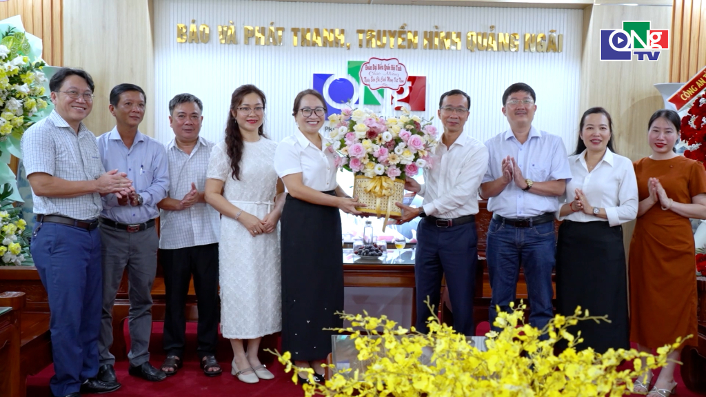 Phó Trưởng đoàn ĐBQH chuyên trách tỉnh Hà Thị Anh Thư tặng hoa chúc mừng Báo và Phát thanh, Truyền hình Quảng Ngãi.