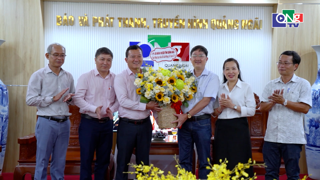 Lãnh đạo Chi nhánh Ngân hàng Chính sách xã hội tỉnh tặng hoa chúc mừng Báo và Phát thanh, Truyền hình Quảng Ngãi.