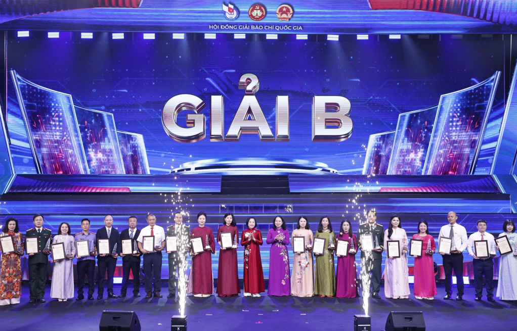 Phó Chủ tịch nước Võ Thị Ánh Xuân và Phó Chủ tịch Quốc hội Nguyễn Thị Thanh trao giải B cho các tác giả, nhóm tác giả. Trong đó, có đại diện nhóm tác giả của Báo và Phát thanh, Truyền hình Quảng Ngãi (thứ 15 từ trái sang). Ảnh: PV