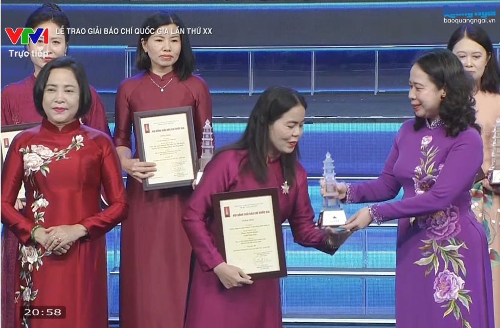 Phóng viên Phạm Thị Phi Khanh, đại diện nhóm tác giả của Báo và Phát thanh, Truyền hình Quảng Ngãi nhận giải B, Giải Báo chí Quốc gia lần thứ XX - năm 2025.