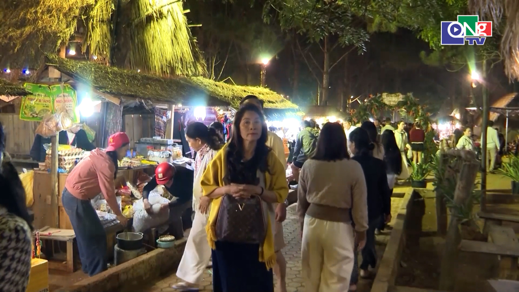 Chợ đêm Măng Đen.