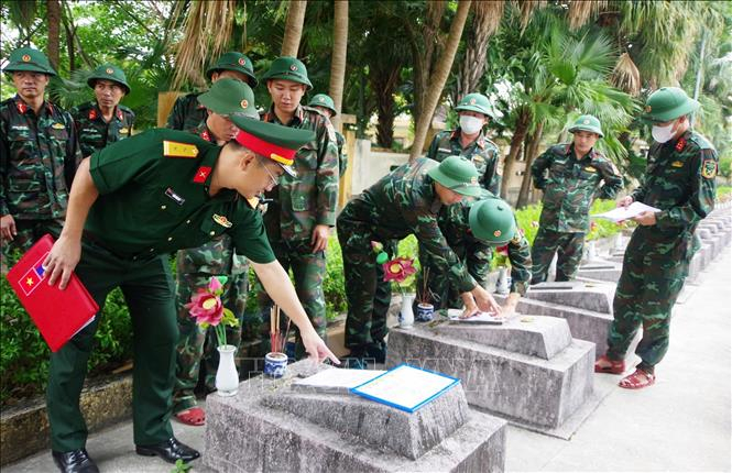 Các lực lượng chức năng sẽ lấy mẫu sinh phẩm đối với 1.320 phần mộ liệt sĩ còn thiếu thông tin tại Nghĩa trang Liệt sĩ Ba Dốc để phục vụ công tác giám định ADN. Ảnh: TTXVN 