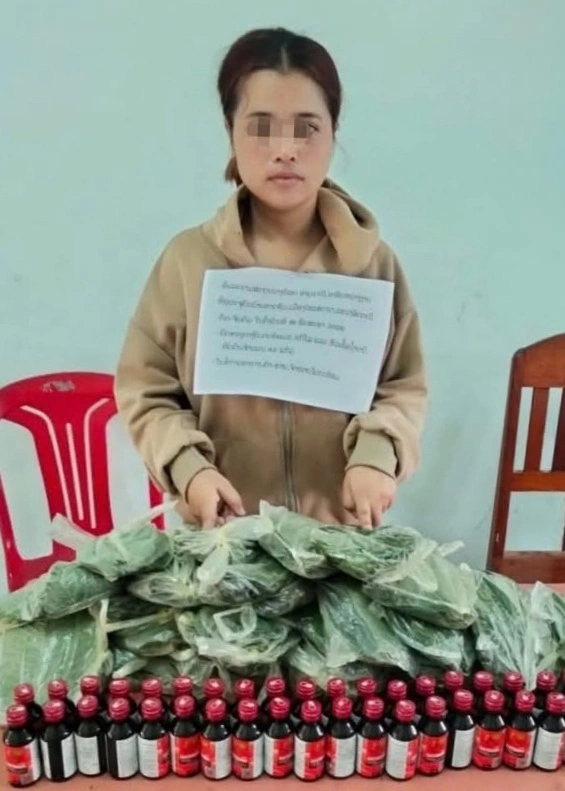 Nghi phạm bị bắt giữ cùng lá Kratom và nước từ lá này ở tỉnh Attapeu. Ảnh: Công an tỉnh Quảng Ngãi.
