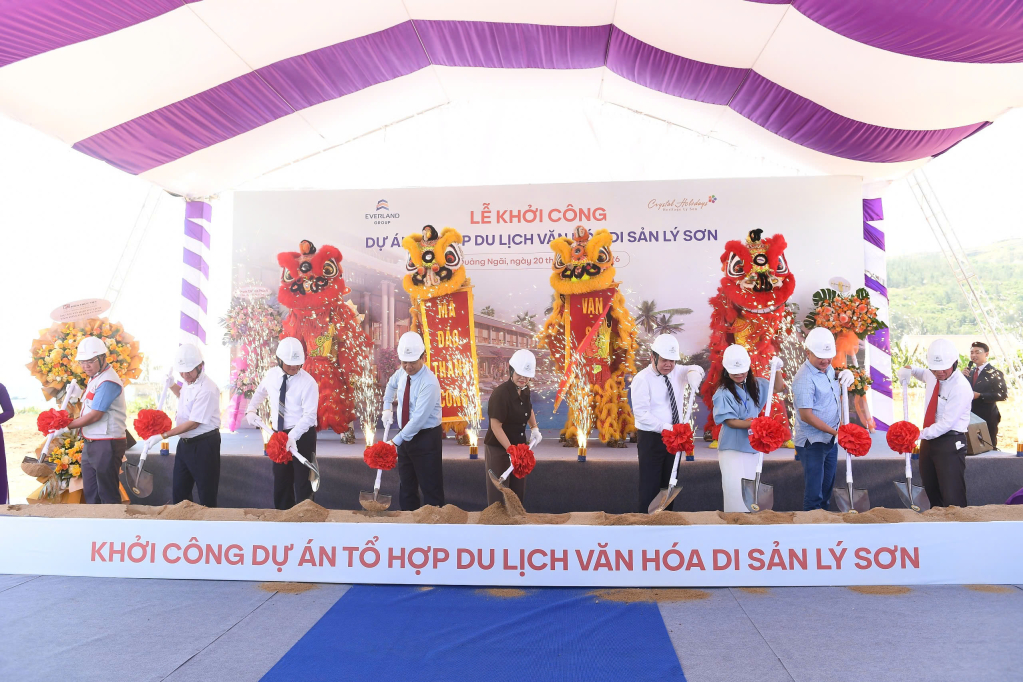 Các đại biểu thực hiện nghi thức khởi công dự án.