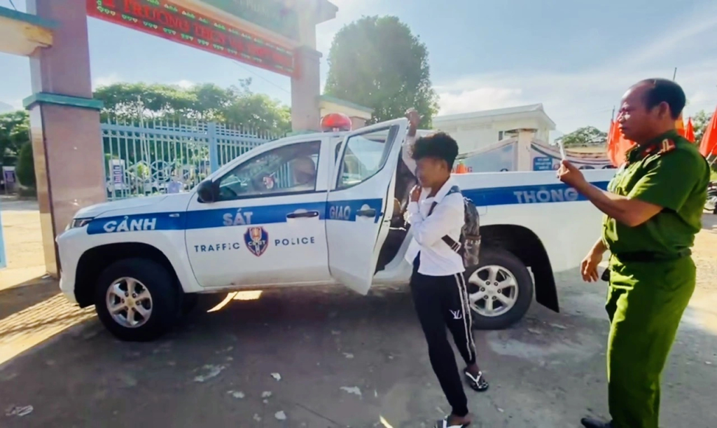 Lực lượng CSGT Quảng Ngãi đưa em Đinh Văn Hiêng đến điểm thi đúng giờ  ẢNH: CẮT TỪ CLIP