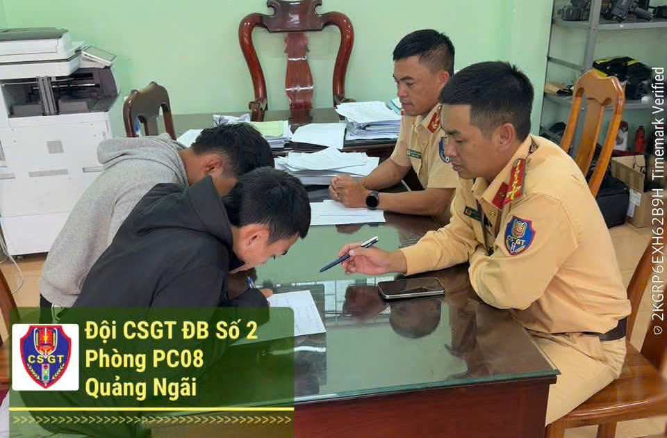 Cán bộ Phòng CSGT Công an tỉnh Quảng Ngãi làm việc với hai đối tượng.