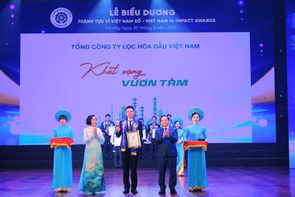 Đại diện BSR, Phó Tổng Giám đốc BSR Mai Tuấn Đạt nhận vinh danh tại Lễ trao giải Vietnam I4 Impact Awards 2026. Ảnh: Trang Nhung