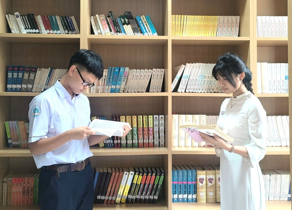 Giá sách giáo khoa từ lớp 1 đến lớp 12 năm học 2026-2027 được điều chỉnh giảm bình quân 13,3% so với năm học trước. Ảnh: Hiền Thương