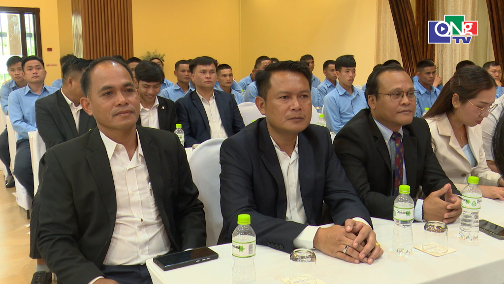 Các đại biểu dự lễ.