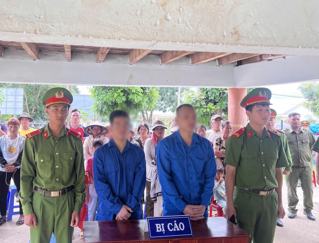 Hai bị cáo tại phiên tòa.