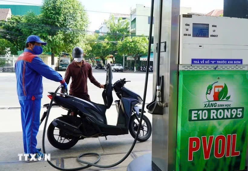 Một điểm bán xăng E10 RON95. Ảnh: TTXVN