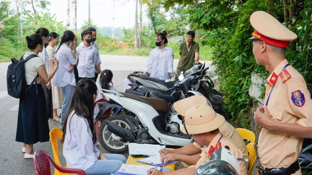 CSGT lập biên bản xử phạt học sinh vi phạm. Ảnh minh họa