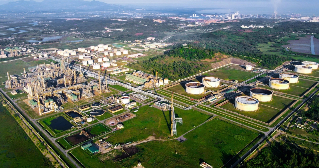 Nhà máy Lọc dầu Dung Quất trong tương lai gần là hạt nhân của Trung tâm lọc hóa dầu và năng lượng quốc gia tại Dung Quất  ẢNH: BSR CUNG CẤP