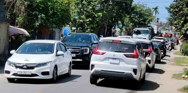 Quốc lộ 24B hiện quá chật hẹp, nhất là đoạn tuyến dài gần 6km, từ nút giao đường sắt Bắc - Nam thuộc phường Trương Quang Trọng đến điểm cuối tại Km 29+800 thuộc địa phận xã Sơn Tịnh, Quảng Ngãi. Ảnh: Đông Giang
