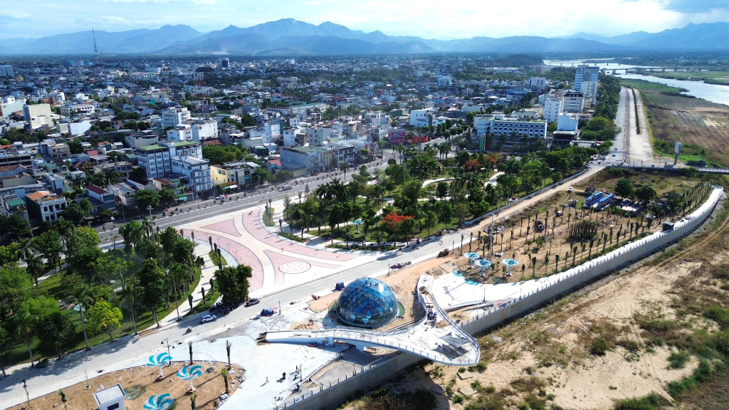 Điểm nhấn của cả dự án là cụm hạng mục bán cầu ánh sáng và đài vọng cảnh hình mũi thuyền vươn ra phía lòng sông Trà Khúc, tượng trưng cho hình ảnh “Quảng Ngãi vươn mình ra biển lớn”.