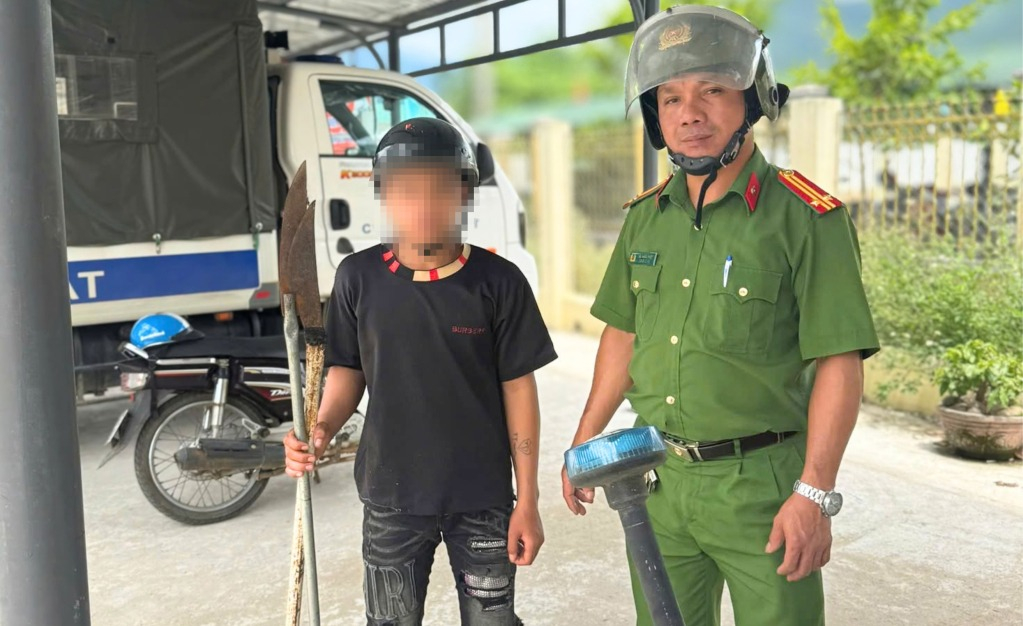 Công an xã Ba Xa làm việc với thiếu niên đăng tải hình ảnh cầm dao tự chế lên mạng xã hội. Ảnh: ĐVCC