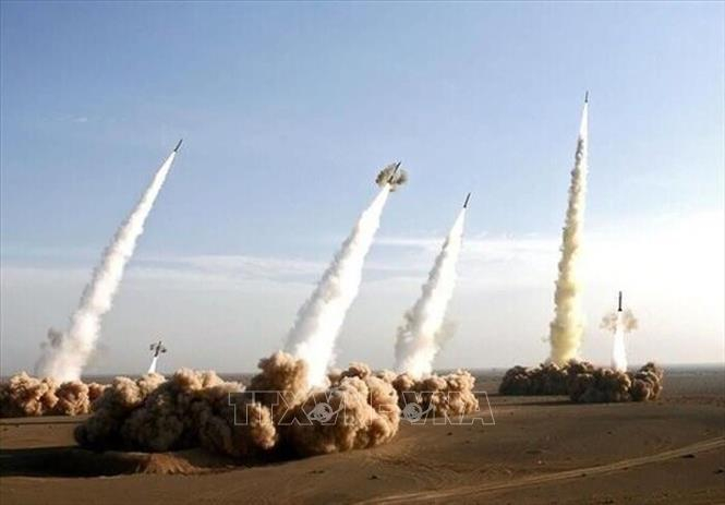Lực lượng Vệ binh Cách mạng Hồi giáo Iran (IRGC) tuyên bố tiến hành các cuộc tấn công bằng tên lửa và thiết bị bay không người lái nhằm vào các lực lượng hoặc cơ sở của Mỹ. Ảnh tư liệu: IRNA/TTXVN