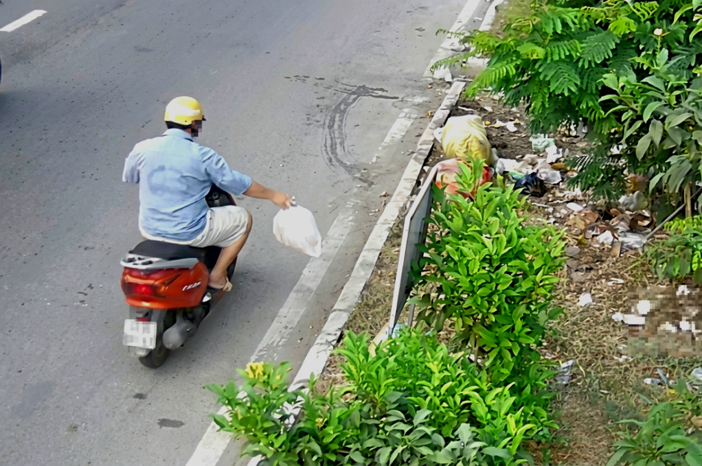 Camera an ninh trên đường Nguyễn Văn Linh (ấp 36, xã Bình Chánh) ghi lại hình ảnh người đàn ông vứt rác không đúng nơi quy định. Ảnh cắt từ camera