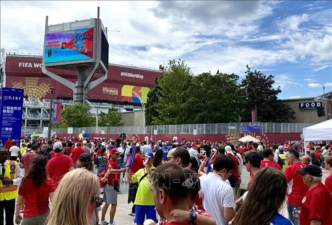 Cổ động viên tham gia lễ hội bên ngoài sân vận động BMO Field của Toronto. Ảnh: TTXVN